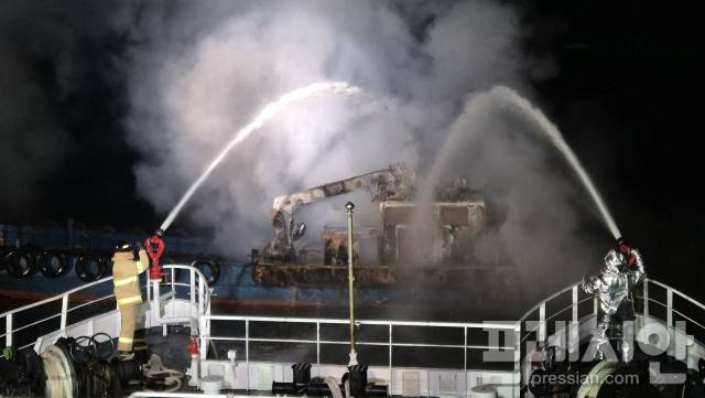 ▲여수 선박 화재 진화 장면. 2025.8.16. ⓒ여수해경