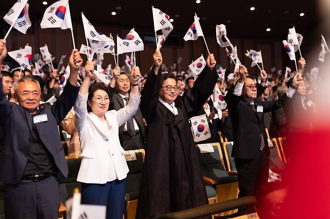 15일 경기 수원시 경기아트센터에서 열린 제80주년 광복절 경축식에서 김동연 경기도지사와 독립유공자 후손 등 참석자들이 만세삼창을 하고 있다. 경기도 제공