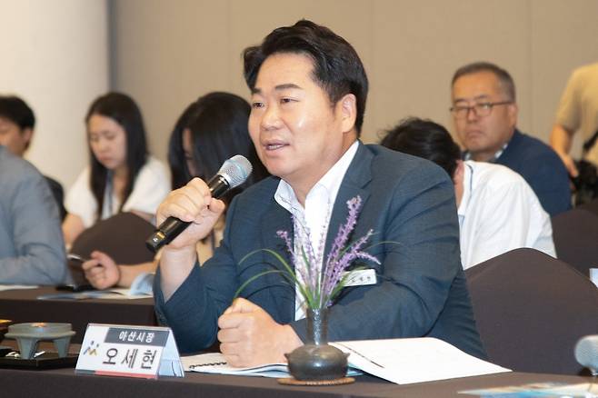 오세현 아산시장이 14일 부여 롯데리조트에서 열린 민선8기 4차년도 제1차 충청남도시장군수협의회에서&nbsp;주유소 사용 제한 완화·도비 지원 확대를 제안했다.