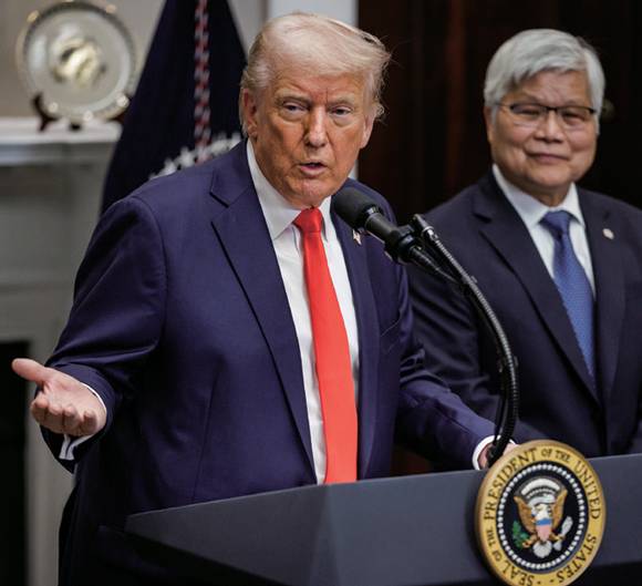 도널드 트럼프 미국 대통령이 3월3일 워싱턴DC 백악관 루스벨트룸에서 대만 반도체 제조회사(TSMC) 최고경영자 웨이저자와 함께 1000억 달러 규모의 미국 내 투자를 발표하고 있다. ⓒDPA 연합