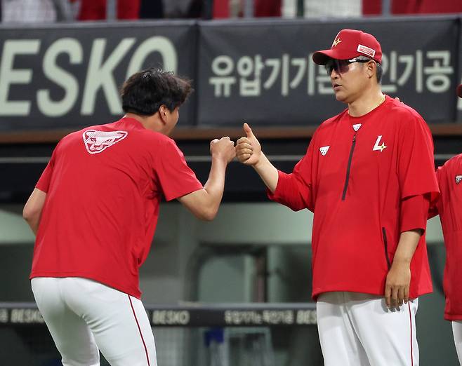 이숭용 SSG 감독과 김광현. 연합뉴스
