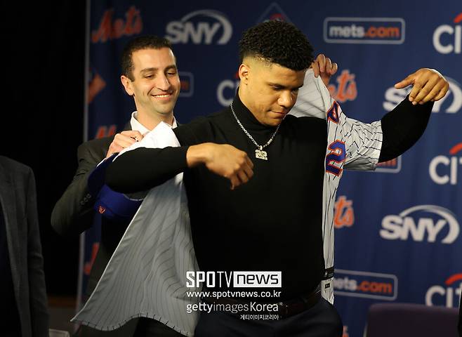 ▲ 후안 소토 입단식에 참여한 데이비드 스턴스 뉴욕 메츠 야구부문 사장(왼쪽)