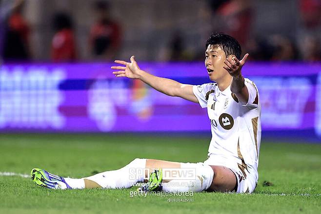 ▲ 손흥민의 압도적인 인기가 미국을 뒤흔들고 있다. MLS 이적 후 단 며칠 만에 유니폼 판매량이 전 세계 유니폼 판매 1위에 오르며 ‘슈퍼스타’ 인지도를 입증하고 있다. 벌써 수요를 공급이 따라가지 못할 정도다.