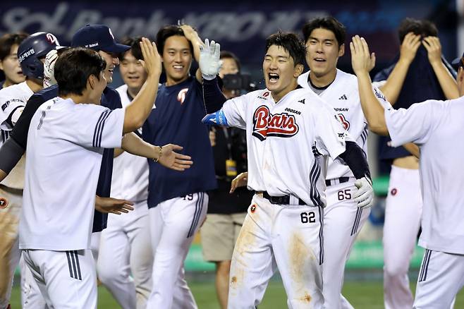 두산 베어스 안재석(오른쪽에서 두 번째)이 15일 잠실 KIA전에서 연장 11회말 끝내기 홈런을 터트린 뒤 동료들과 함께 기쁨을 나누고 있다. /사진=두산 베어스 제공