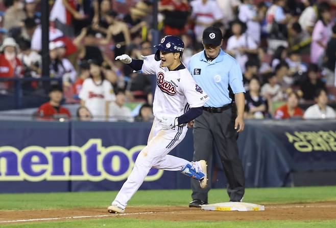 두산 베어스 안재석이 15일 잠실 KIA전에서 연장 11회말 끝내기 홈런을 터트린 뒤 그라운드를 돌고 있다. /사진=두산 베어스 제공