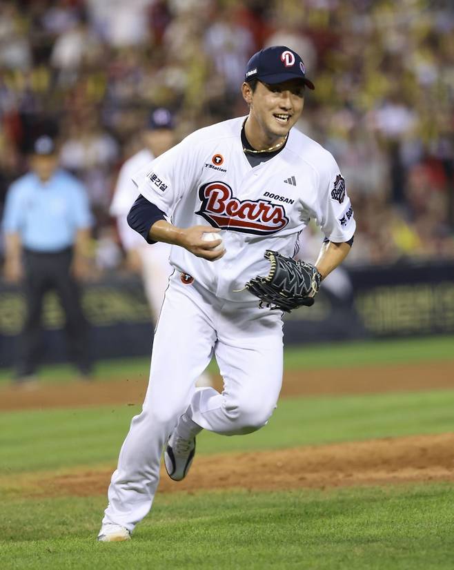 승리투수가 된 홍건희의 15일 수비 모습. /사진=두산 베어스 제공
