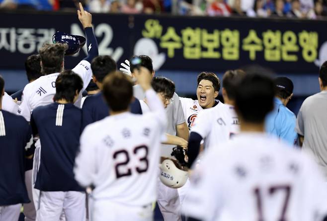 두산 베어스 안재석(오른쪽)이 15일 잠실 KIA전에서 연장 11회말 끝내기 홈런을 터트린 뒤 동료들과 함께 기쁨을 나누고 있다. /사진=두산 베어스 제공