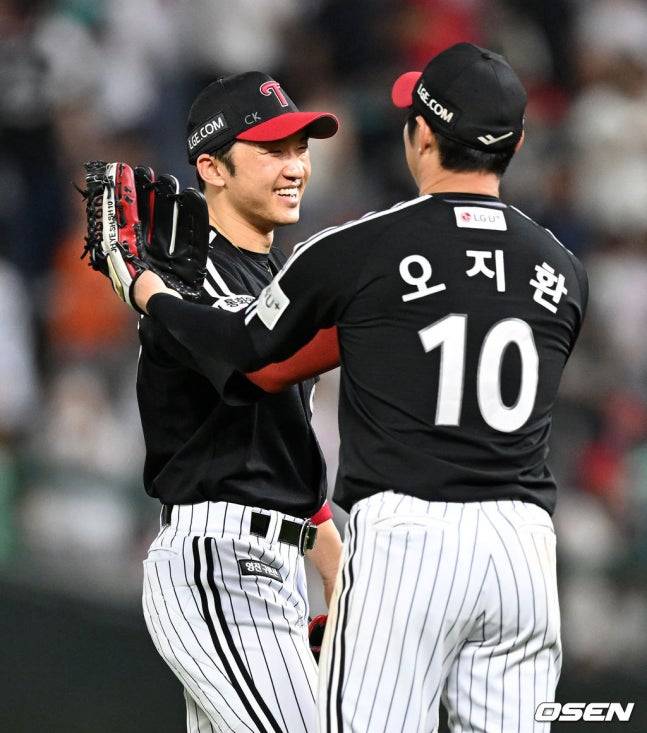 LG 박해민(왼쪽)이 15일 인천 SSG전 승리 후 기뻐하고 있다.