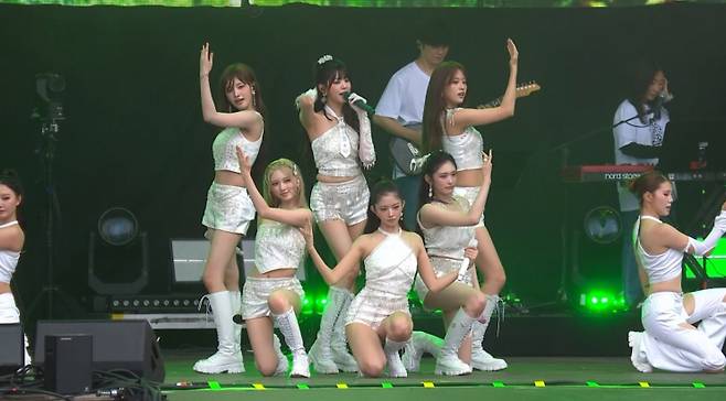 아이브, 폭우·돌발 변수 속 5만명 떼창 울렸다..'롤라팔루자 베를린' 헤드라이너 무대 비하인드 공개