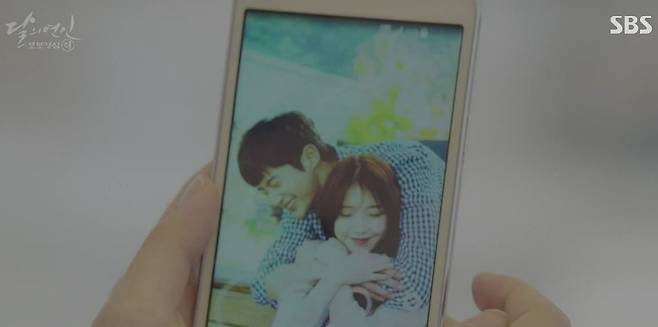 '달의 연인-보보경심 려' 속 변우석, 아이유 커플 사진