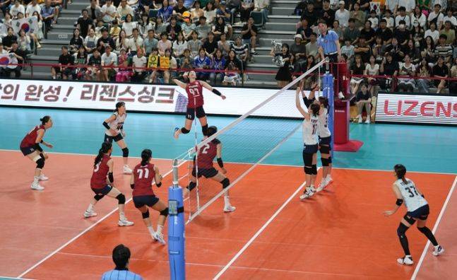 16일 경남 진주체육관에서 열린 2025 코리아인비테이셔널 진주 국제여자배구대회 5차전 한국과 일본의 경기 모습. /사진=대한배구협회 제공