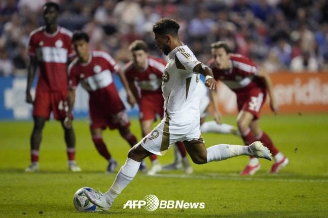 로스앤젤레스(LA)FC 드니 부앙가가 10일 미국 일리노이주 브리지뷰의 시트긱 스타디움에서 열린 시카고 파이어FC와의 2025 미국프로축구 메이저리그사커(MLS) 27라운드 원정경기에서 손흥민이 얻어낸 페널티킥을 차고 있다. 부앙가의 이 페널티킥은 귀중한 동점골로 이어졌다. /AFPBBNews=뉴스1