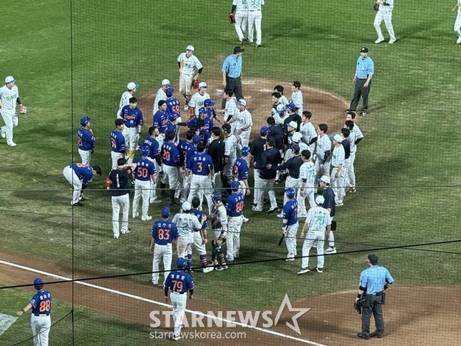 NC 다이노스와 한화 이글스 선수들이 벤치 클리어링을 일으키고 있다. /사진=양정웅 기자