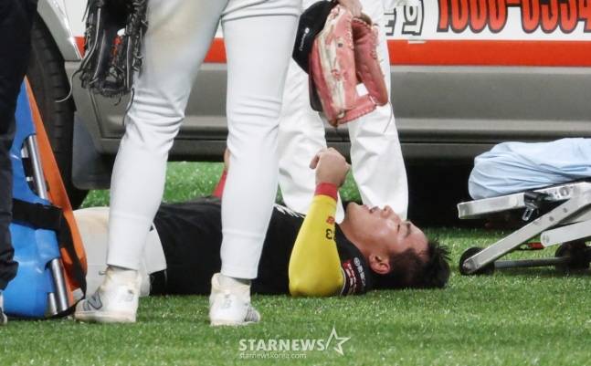 2025 신한 SOL Bank KBO리그키움 히어로즈 대 kt 위즈 경기가 15일 서울 고척스카이돔에서 열렸다. KT 우익수 안현민이 8회말 키움 카디네스의 우전 안타를 수비하다 부상을 당한 후 고통스러워하고 있다. 안현민은 앰뷸란스를 타고 병원으로 직행했다. /사진=김진경 대기자