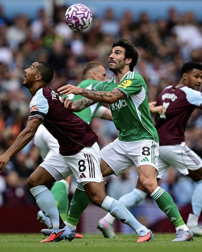 유리 틸레만스(왼쪽)와 산드로 토날리가  16일(한국시간) 영국 버밍엄의 빌라 파크에서 열린 2025~2026시즌 EPL 1라운드 경기 중 몸싸움을 벌이고 있다. /사진=뉴캐슬 공식 사회관계망서비스(SNS)