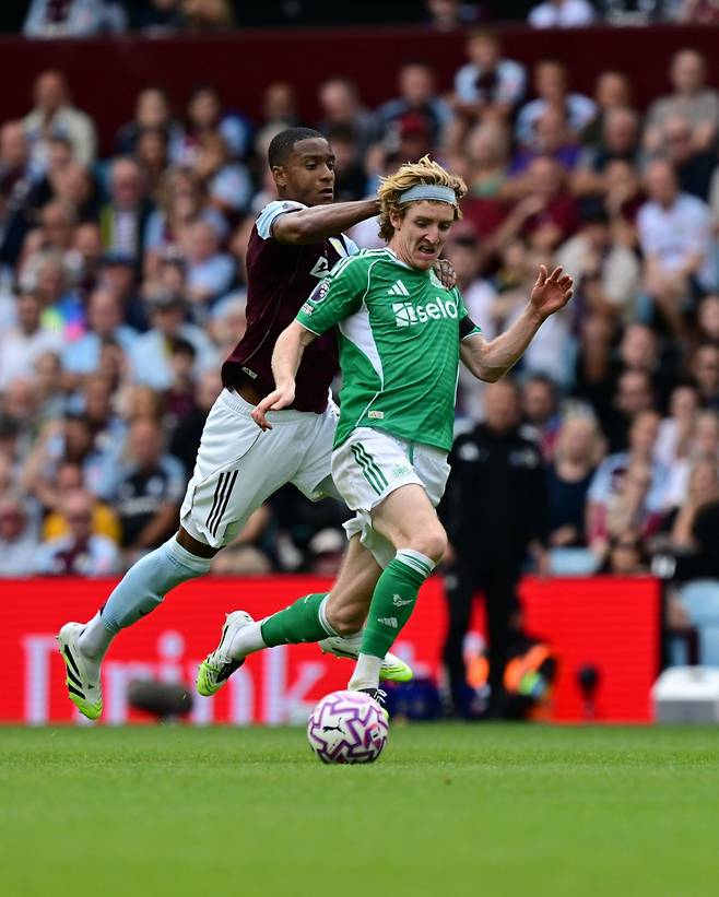 에즈리 콘사(왼쪽)가 16일(한국시간) 영국 버밍엄의 빌라 파크에서 열린 2025~2026시즌 EPL 1라운드 후반 도중 앤서니 고든에게 파울을 범하고 있다. /사진=뉴캐슬 공식 사회관계망서비스(SNS)