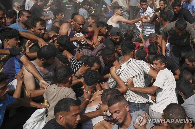구호품 (가자시티 AP=연합뉴스) 지난 14일(현지시간) 가자지구 북부 가자시티에서 구호품을 받으려 몸싸움을 벌이는 주민들. 2025.8.16 photo@yna.co.kr