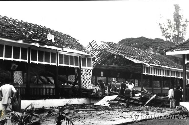 아웅 산 참사 현장 모습 묘소 중앙 부분의 지붕이 부서져 내린 곳에서 미얀마 경찰과 한국조사단이 사건 경위를 조사하고 있다. 
[연합뉴스 사진]