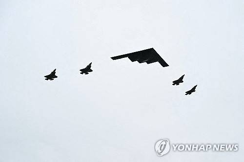 푸틴 러시아 대통령의 미국 도착 맞아 비행하는 美 스텔스 폭격기 편대 [알래스카 AFP=연합뉴스. 재판매 및 DB 금지]