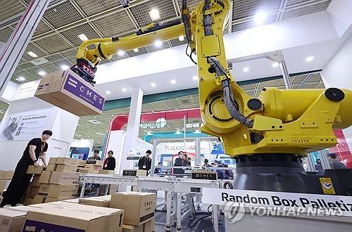 제품 분류와 적재를 자동으로     (서울=연합뉴스) 김도훈 기자 = 12일 서울 강남구 코엑스에서 열린 '2025 스마트공장·자동화 산업전'에 참가한 한 업체 부스에서 AI를 활용한 물류 분류시스템이 시연되고 있다.
    해당 시스템은 별도로 설치된 카메라를 통해 AI 시스템이 물품을 분류하고 정보를 다관절로봇으로 전달해 자동으로 팔레트 위에 제품들을 쌓아 올릴 수 있도록 한다. 2025.3.12 superdoo82@yna.co.kr