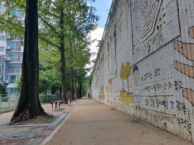 공원에 조성된 맨발길 [양주시 제공. 재판매 및 DB 금지]
