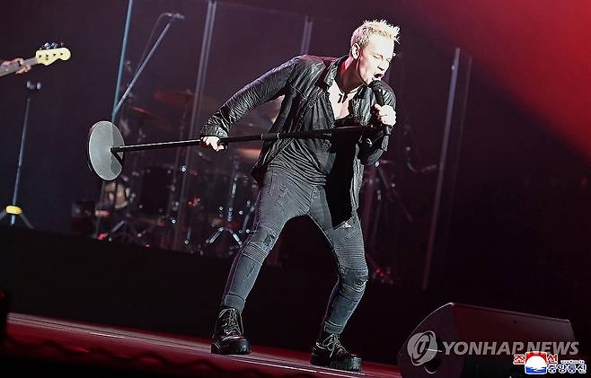 러시아의 경축사절들 경축공연 진행...김정은 관람 (평양 조선중앙통신=연합뉴스) 조국해방(광복) 80주년을 맞아 북한을 방문한 러시아 예술사절들의 경축공연이 지난 15일 평양체육관에서 진행됐다고 조선중앙통신이 16일 보도했다. 김정은 국무위원장이 러시아 하원(국가두마) 의장과 함께 공연을 관람했다. 이날 공연에서는 '친 푸틴' 성향으로 유명한 가수 샤먼(본명 야로슬라프 드로노프)이 '나의 러시아'와 '일어서리' 등 애국주의 주제의 노래를 불렀다고 통신은 전했다. 2025.8.16 
    [국내에서만 사용가능. 재배포 금지. For Use Only in the Republic of Korea. No Redistribution] nkphoto@yna.co.kr