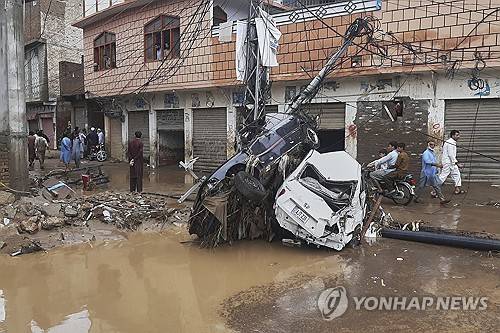 홍수로 파손된 파키스탄 차량들 [AP 연합뉴스. 재판매 및 DB 금지]