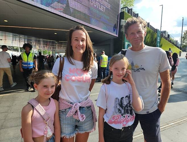 블랙핑크 런던 공연 찾은 유럽 팬들 (런던=연합뉴스) 김지연 특파원 = 걸그룹 블랙핑크의 공연 첫날인 15일(현지시간) 오후 영국 런던 웸블리 스타디움 앞에서 팬들이 인터뷰 후 포즈를 취하고 있다. 2025.8.16 cherora@yna.co.kr