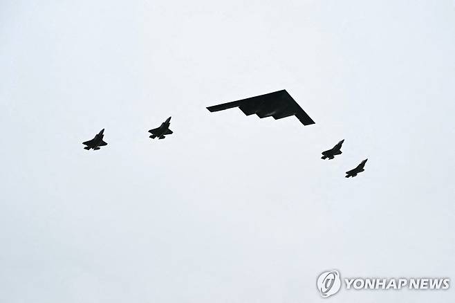 푸틴 대통령이 앵커리지에 도착했을 때 상공을 난 B-2 폭격기와 F-35 전투기 [AFP=연합뉴스 자료사진. 재판매 및 DB 금지]