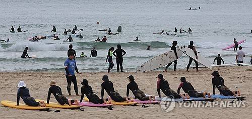 부산 송정해수욕장 서퍼 '북적' [연합뉴스 자료사진. 재판매 및 DB 금지]