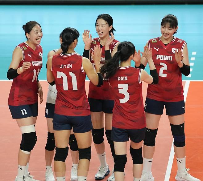 일본전 득점 후 기뻐하는 한국 여자배구 대표팀 선수들 [대한배구협회 제공. 재판매 및 DB 금지]