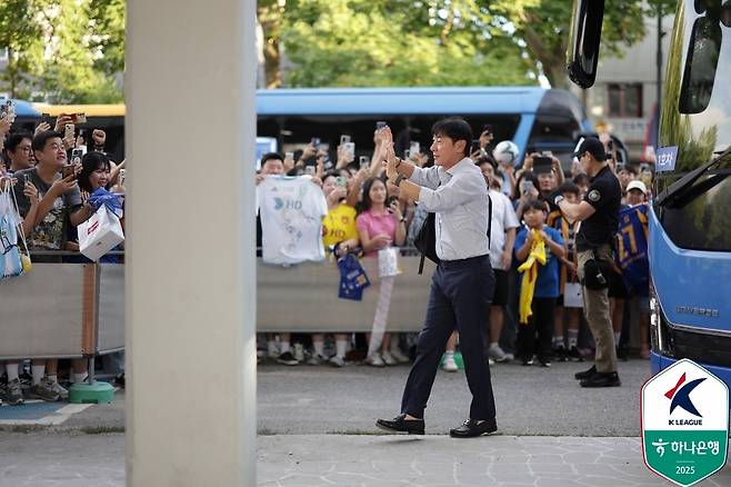 팬들과 인사하는 신태용 울산 감독 [한국프로축구연맹 제공. 재판매 및 DB 금지]