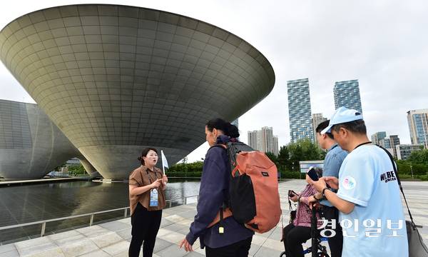 ‘2025 APEC 인천회의’ 참가자들이 지난 14일 인천시가 운영한 ‘송도 센트럴파크&수상택시 야간 투어’ 프로그램에 참여해 송도국제도시 주요 관광지에 대한 설명을 듣고 있다. 2025.8.14 /조재현기자 jhc@kyeongin.com