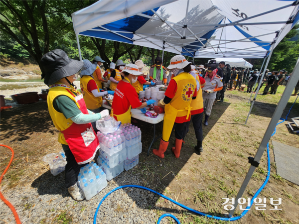 지난달 28일 가평군 상면 산장관광지에서 대한적십자사 경기도지사 소속 봉사원들이 수해 복구 인력들을 위한 점심 배식 봉사활동을 하고 있다. 2025.7.28 /김형욱기자 uk@kyeongin.com
