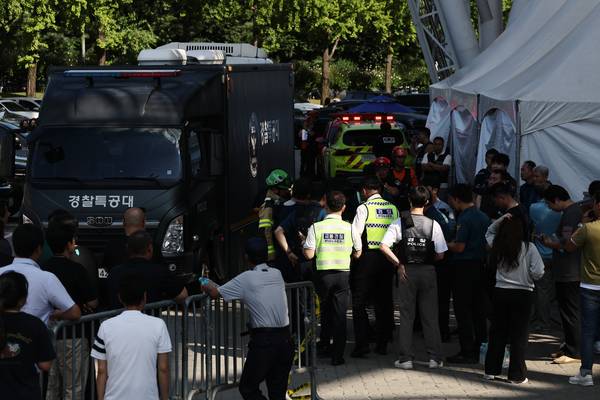 10일 폭발물 설치 신고가 접수된 서울 올림픽공원 KSPO돔(올림픽체조경기장)에서 경찰특공대 및 소방 관계자들이 주변을 살피고 있다. 2025.8.10 /연합뉴스