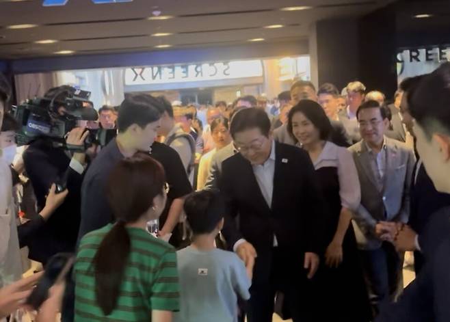 &nbsp;이재명 대통령이 부인 김혜경 여사와 함께 다큐멘터리 영화 '독립군: 끝나지 않은 전쟁'을 관람 관람한 뒤&nbsp; 관람객들과 인사하고 있다. /라다솜기자&nbsp; radasom@incheonilbo.com