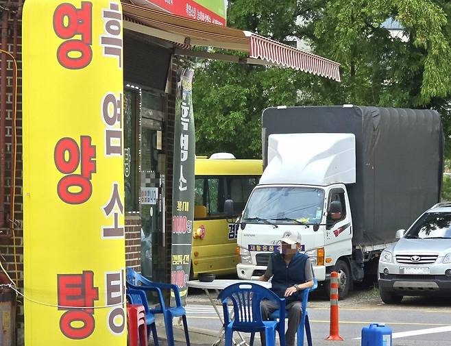 인천시 미추홀구의 한 식당에서 영양탕과 흑염소탕을 함께 판매하고 있다. <사진=김민지 기자>