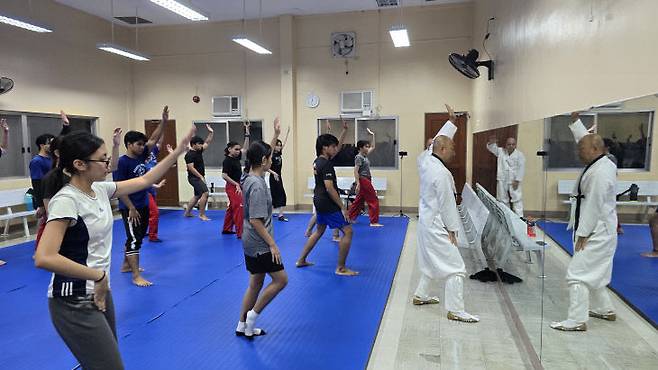 필리핀 아테네오 데 마닐라 대학교 학생들이 택견을 연습하고 있다.
