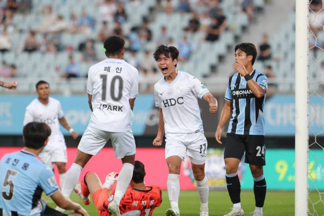 부산 전성진이 선제골을 넣고 기뻐하고 있다. 한국프로축구연맹 제공.