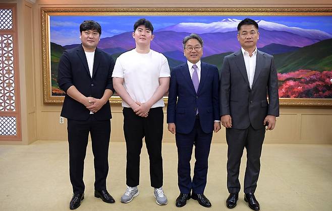 강기정 광주시장이 지난 13일 시청 비즈니스룸에서 기록적인 폭우 속에서 이웃의 생명을 구해 ‘의로운 시민’으로 선정된 이들에게 표창패를 수여하고 기념촬영을 하고 있다. 왼쪽부터 정수연·이장복씨, 강기정 시장, 최승일씨.<광주시 제공>