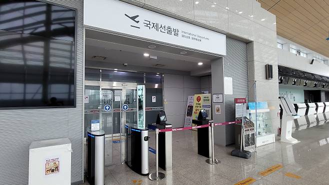 12·29 무안공항 제주항공 여객기 참사가 있은 지 7개월 넘는 시간이 흘렀지만 정확한 사고 원인이 밝혀지지 않으면서 무안공항의 침체가 장기화하고 있다. 사진은 지난 8일 전남 무안국제공항의 국제선 입국장이 펜스로 가로막혀 있는 모습. /박정석 기자