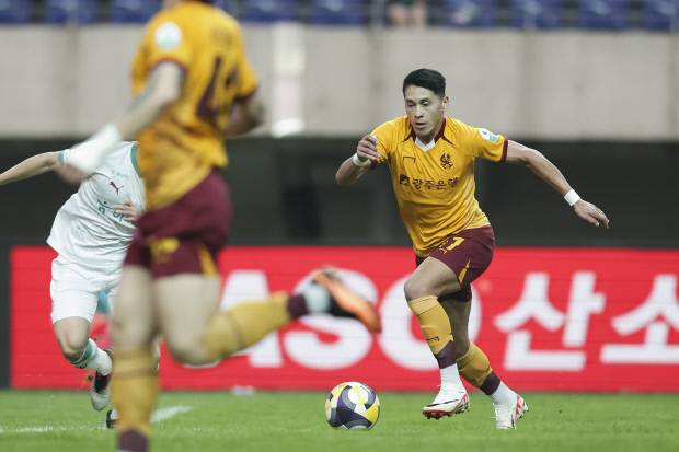 광주FC의 헤이스가 17일 광주월드컵경기장에서 열린 대전하나시티즌과의 홈경기에서 드리블을 하고 있다. <광주FC 제공>