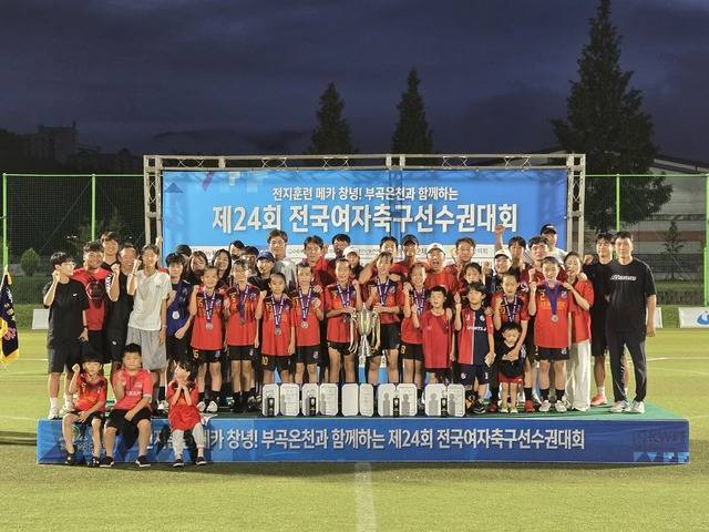 전북풋볼WFC U-12 팀이 지난 12일 끝난 제24회 전국여자축구선수권대회에서 창단 2년만에 준우승을 차지한 후 기념 촬영을 하고 있다. 전북풋볼아카데미 스포츠 클럽.