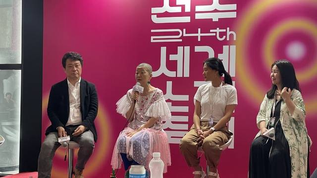 17일 한국소리문화의전당 모악당 로비에서 열린 폐막 기자회견에서 폐막공연 작품을 기획한 안은미 안무가가 소감을 전하고 있다. 전현아 기자.