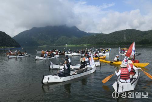 광복80주년을 맞아 지난 15일 춘천 의암호에서 뜻 깊은 행사가 열렸다. 전국에서 온 패들러들이 의암호(스포츠타운~상상마당) 8.15km 구간을 태극기를 부착해 운행하며 광복의미를 되새겼다. 김남덕기자