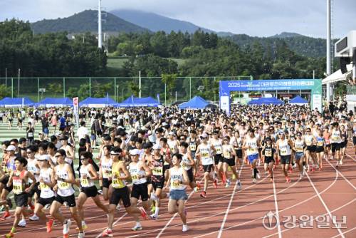 ◇한국실업육상연맹, 강원특별자치도육상연맹, 평창군육상연맹이 함께 마련한 2025 HAPPY700평창 대관령 전국 하프마라톤대회가 17일 대관령면 일원에서 전국 실업 육상선수 150명과 전국 육상 동호인 2,000여 명이 참가한 가운데 펼쳐졌다.