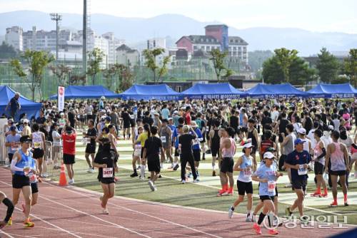 ◇한국실업육상연맹, 강원특별자치도육상연맹, 평창군육상연맹이 함께 마련한 2025 HAPPY700평창 대관령 전국 하프마라톤대회가 17일 대관령면 일원에서 전국 실업 육상선수 150명과 전국 육상 동호인 2,000여 명이 참가한 가운데 펼쳐졌다.