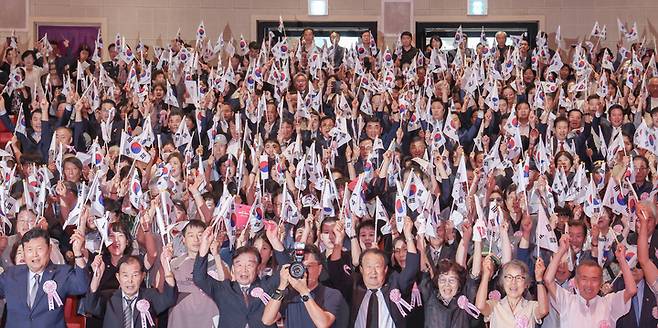 '제80주년 광복절 경축식'이 지난 15일 울산문화예술회관 대공연장에서 개최된 가운데 김두겸 울산시장, 남진석 광복회 울산지부장, 천창수 울산교육감, 김기현·박성민 국회의원, 김영길 울산 중구청장, 이순걸 울주군수, 이윤철 울산상공회의소 회장, 독립유공자 및 유가족 등 참석자들이 만세삼창을 하고 있다. 이수화 기자
