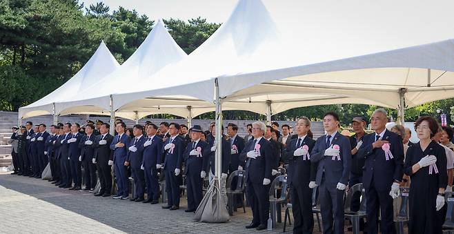 제80주년 광복절 기념 '울산항일독립운동기념탑 참배' 행사가 지난 15일 울산 남구 문화공원 내 울산항일독립운동기념탑에서 열린 가운데 김두겸 울산시장을 비롯한 이성룡 울산시의회 의장, 천창수 울산교육감, 김기현·박성민·서범수·김상욱·김태선 국회의원, 김영길 중구청장, 김종훈 동구청장, 박천동 북구청장, 이순걸 울주군수, 남진석 광복회 울산지부장 및 독립유공자 유족 등이 엄숙한 분위기 속에서 국민의례를 하고 있다. 이수화 기자