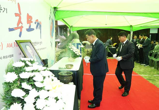 지난 15일 고헌 박상진의사 생가에서 고헌 박상진의사 순국 104주기를 맞아 추모식이 열린 가운데 김두겸 울산시장과 이성룡 울산시의회 의장이 헌화 및 분향을 하고 있다. 울산시 제공